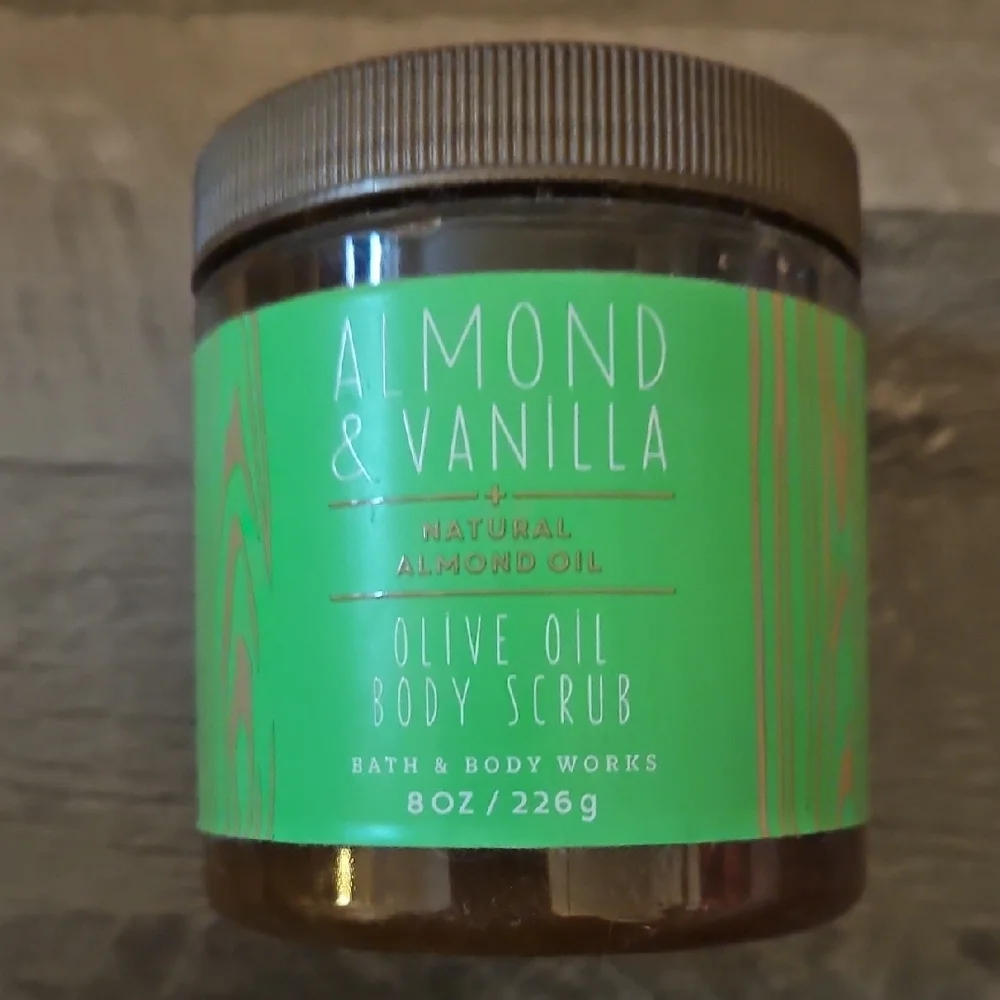 RARE & DISCONTINUED ** Bath & Body Works Almond & Vanilla Exfoliant Scrub